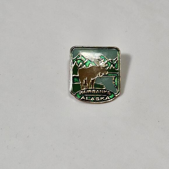 Vintage Fairbanks Alaska Pin. Green Mountains Moose Travel Pin Resin Over Enamel - Picture 2 of 4
